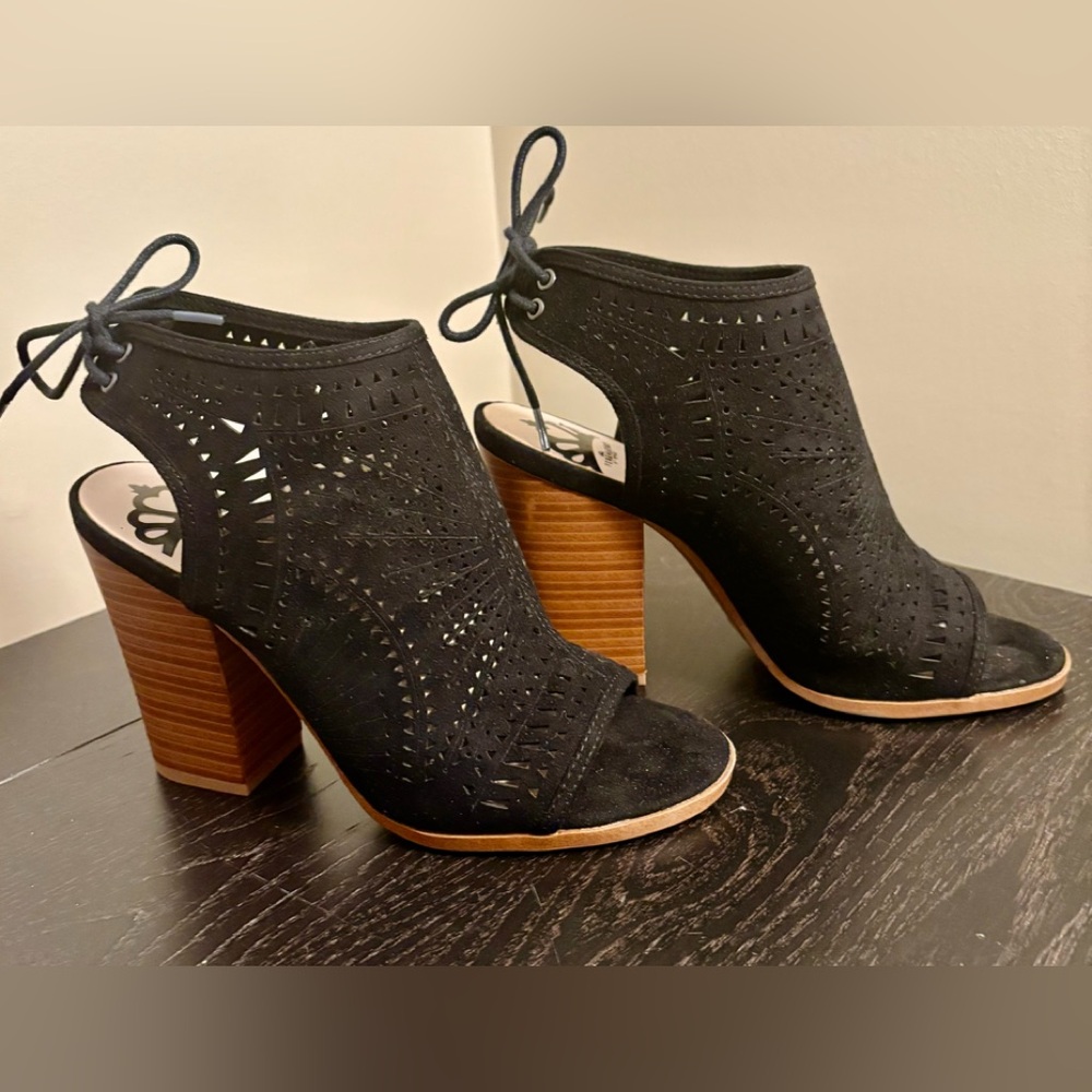Elegant Black Peep-Toe Heeled Sandals